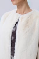 جاكيت فرو أبيض قصير