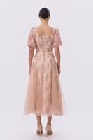 فستان تول وردي بطبعات زهرية وقصة ناعمة