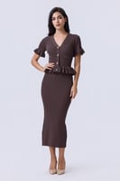 فستان بني محبوك بياقة V وكشكش أنثوي