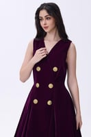 فستان بورغندي مخملي بأزرار ذهبية