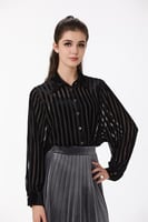 بلوزة بتقليم مخمل