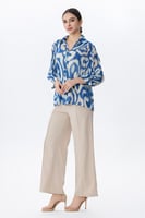 بلوزة بطبعة مميزة وأكمام ¾