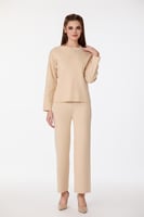 طقم صوف مع اكسسوار اللؤلؤ