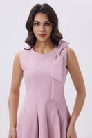 فستان ميدي وردي أنيق بتفصيل عقدة جانبية