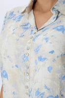 بلوزة بأكمام قصيرة ونقشة زهور مائية