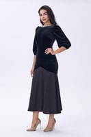 فستان أسود مخملي بتفاصيل لؤلؤية عند الياقة