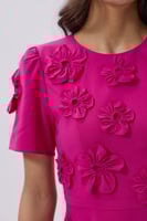 فستان فوشي بتطريز الورد