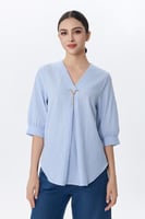 بلوزة مخططة بياقة V وإكسسوار ذهبي