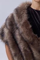 شال فرو فاخر بلون بني رمادي