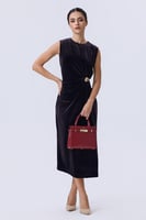 فستان مخملي بني باكسسوار معدني