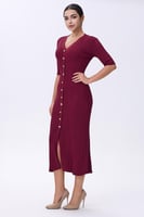 فستان عنابي محبوك بأزرار أمامية