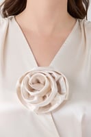 بلوزة ساتان مزينة بوردة