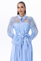 فستان سماوي بتفاصيل دانتيل لامع