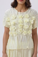 طقم أصفر بورود بارزة