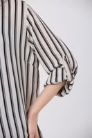 بلوزة ساتين بتقليمات