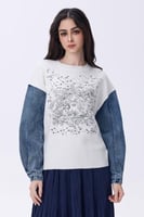 بلوزة شتوية بيضاء بأكمام دنيم