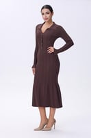 فستان بني ضيق بأزرار أمامية وتصميم ميدي