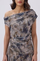 فستان ميدي أوف شولدر بطبعة فنية