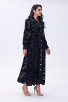 فستان أسود دانتيل بأزرار أمامية وحزام خصر