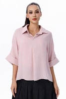 بلوزة ساتان وردية بأكمام واسعة