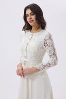 فستان دانتيل أبيض بأزرار أمامية وقصة ناعمة