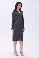 فستان رمادي بأزرار أمامية وتصميم انسيابي