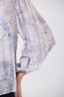 بلوزة شيفون بنقشة من الورد