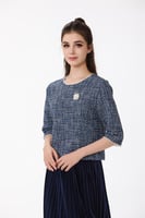 بلوزة بخامة الشانيل مع لؤلؤ