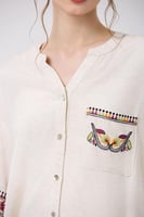 بلوزة كتان مع تطريز