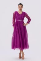 فستان أنثوي راقٍ باللون الفوشي