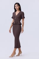 فستان بني محبوك بياقة V وكشكش أنثوي