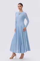 فستان سماوي طويل بأكمام طويلة وتصميم انسيابي أنيق...