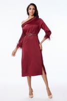 فستان ستان بكتف روماني