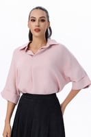 بلوزة ساتان وردية بأكمام واسعة