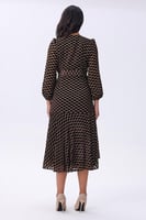 فستان بني بطبعة هندسية وحزام خصر