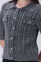 بلورزة رمادية بأزرار لؤلؤية وأكمام نصفية