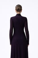 فستان بنفسجي طويل بقصة ملتفة