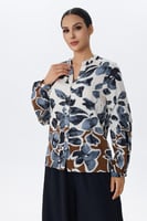 بلوزة بطبعة الورد الأزرق