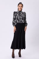 بلوزة ستان ناعم سوداء منقوشة