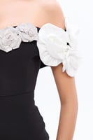 فستان أسود مزين بالورد