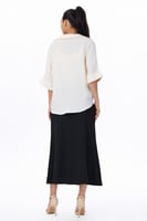 بلوزة كتان أوف وايت بأكمام واسعة