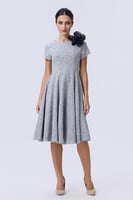 فستان قصير مزين بوردة بارزة