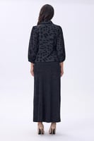 بلوزة رمادية بنقشة فهد وأزرار أمامية