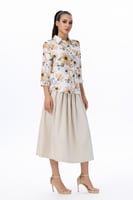 بلوزة قطن بيضاء بطبعات الزهور