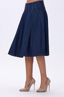 تنورة دنيم ميدي بتصميم كلوش أنيق