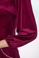 فستان مخمل مع اكسسوار