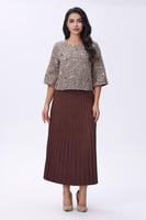 بلوزة بيج بتطريز ناعم ولمسة براقة