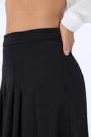 تنورة أسود بكسرات عريضة