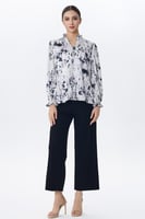 بلوزة مطبعة بياقة مكشكشة وأكمام مطاطية