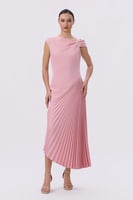 فستان ميدي وردي بجانب بليسيه